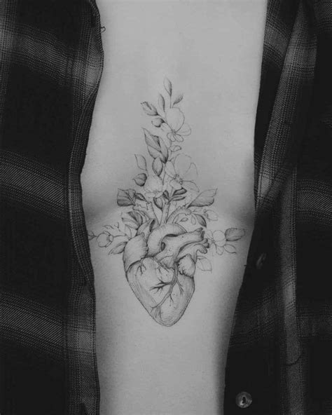 tatuajes en los senos para mujer|Tatuajes para mujeres: 30 diseños fashion en los。